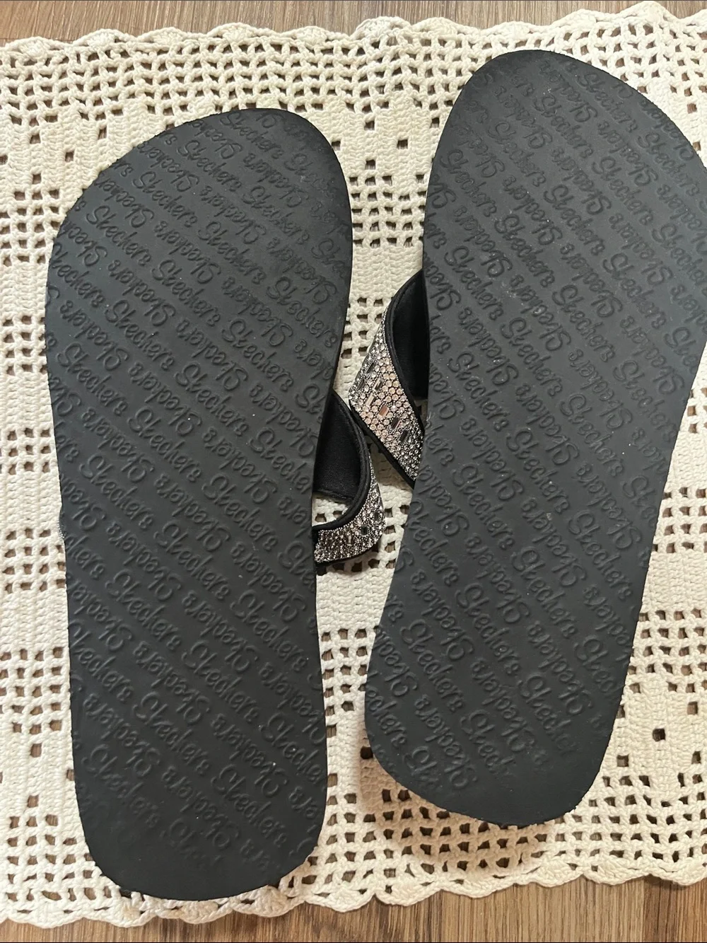 Skechers Black Platform Flip-Flops with Silver Rhinestone Straps size 7 NWOB